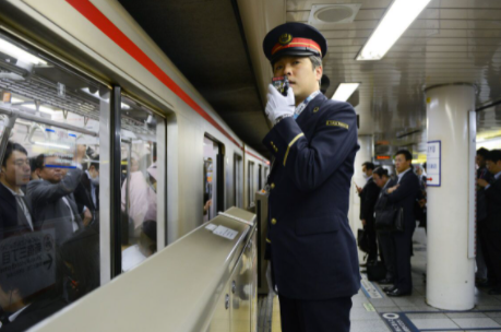 武汉地铁辅警狂奔八分钟为乘客买药，这名辅警是否值得我们称赞？