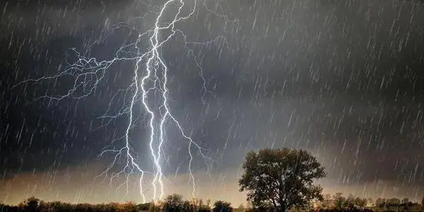 俄罗斯的一座住宅楼被闪电劈中，雨季雷电来临的时候，我们该怎样做？