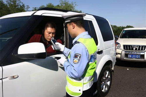 女子与喝酒男友接吻被测出酒驾，接吻后该不该开车？