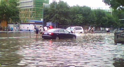 郑州暴雨，地铁5号线的乘客为何被困地铁两站之间？