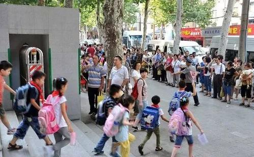 政协委员建议幼儿园小学放学延长至6点，你支持这个建议吗？