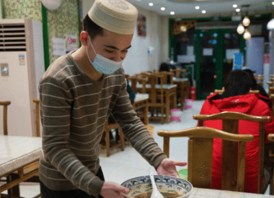 北京一家饭店为困难客人提供免费晚餐，如何评价老板的这一举动？