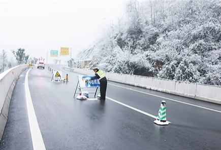 济南暴雪中小学停课一天，暴雪天出行该注意哪些安全问题？