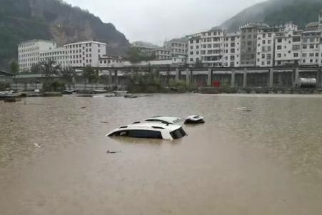 陕西安康10县区遭遇暴雨出现洪涝，当地采取了哪些救援举措？