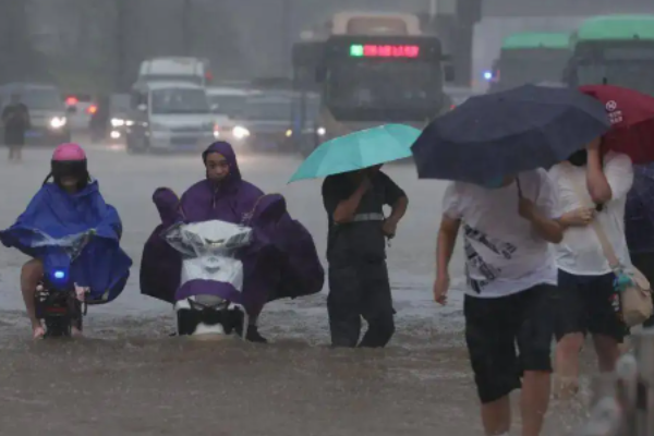 三亚暴雨破纪录，海南环岛高铁停运，还给当地造成了哪些影响？