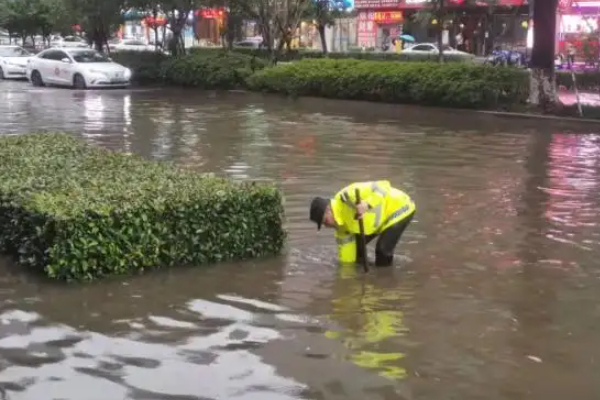 三亚暴雨破纪录，海南环岛高铁停运，还给当地造成了哪些影响？