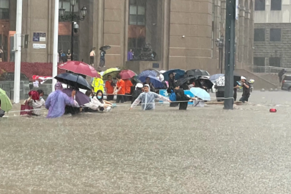 三亚暴雨破纪录，海南环岛高铁停运，还给当地造成了哪些影响？