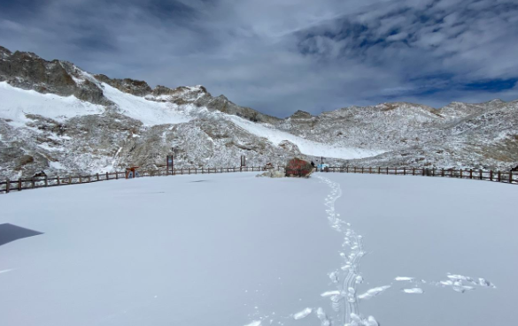 三伏天秒回“冬季”，四川达古冰川景区下雪了，这一景象是如何形成的？