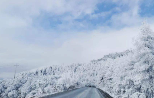 三伏天秒回“冬季”，四川达古冰川景区下雪了，这一景象是如何形成的？