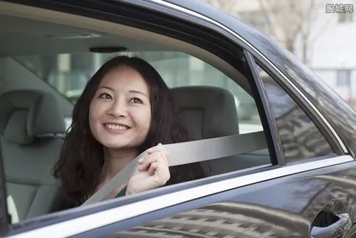 女子乘坐顺风车，却在高速上被司机赶下车，当时双方究竟发生了什么纠纷？