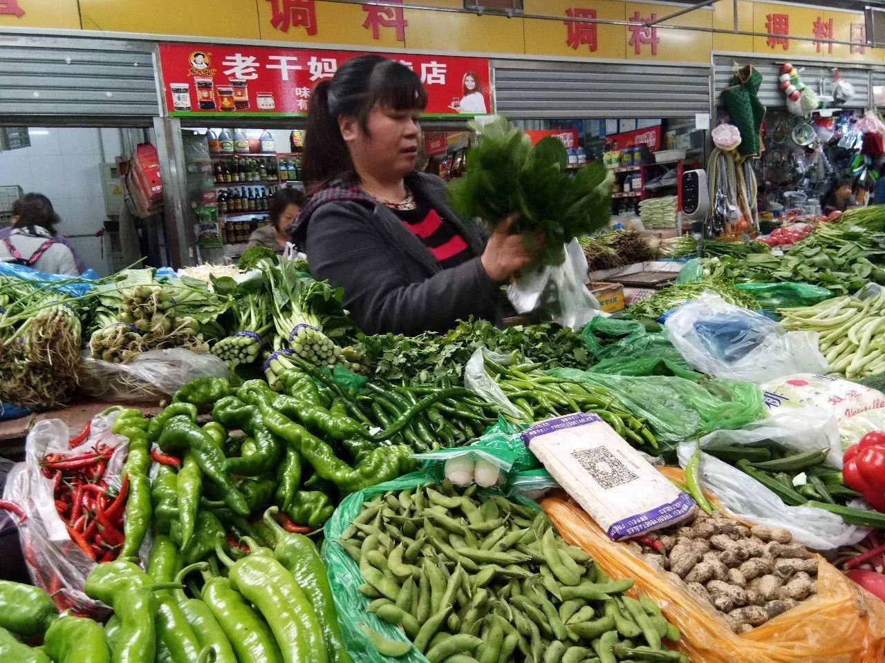 用秤杆锤击女菜贩引热议，摆摊中有哪些注意事项？