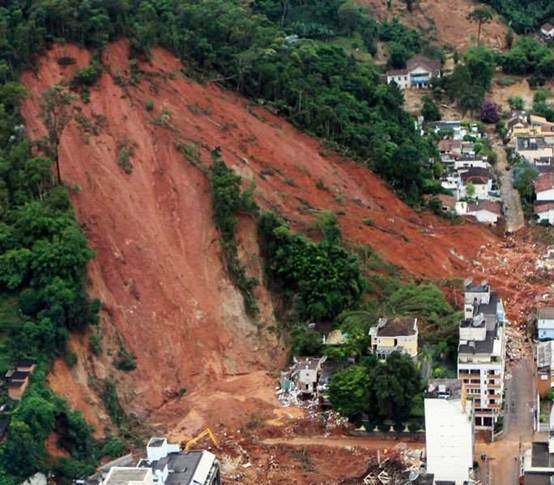 宜宾山体滑坡过路车辆被巨石砸中，现场有无人员伤亡？