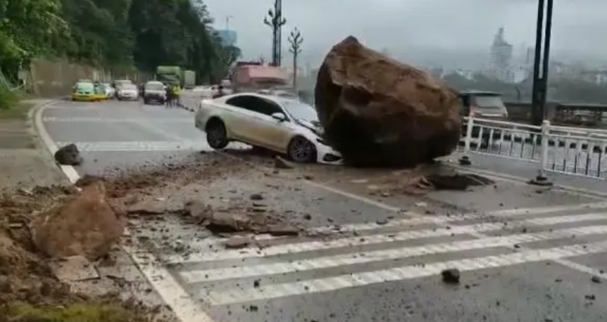 宜宾山体滑坡过路车辆被巨石砸中，现场有无人员伤亡？