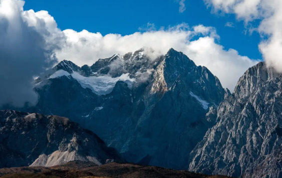 玉龙雪山海拔多少米?