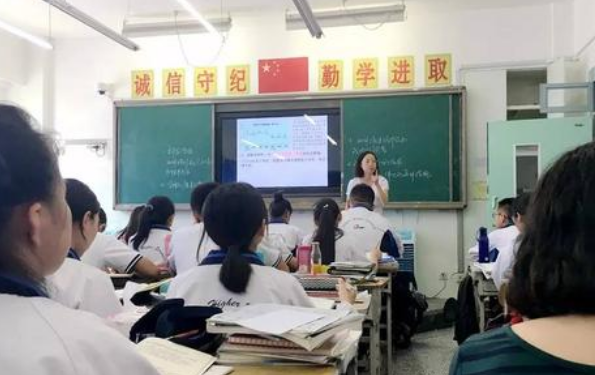 一班主任在教室门处贴太阳膜观察学生，后续竟然是这样？