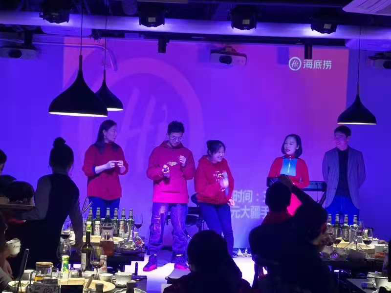 求北京聚会饭店，能容纳40人左右。最好附近有KTV或商场等设施