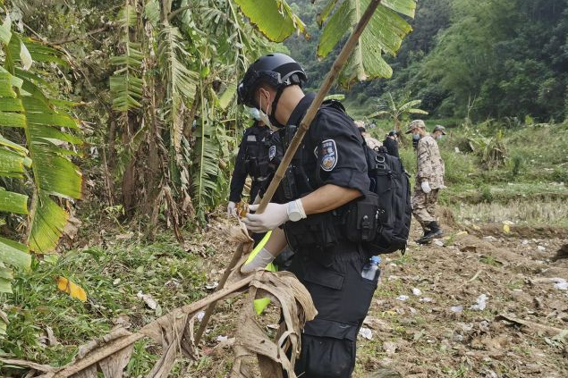 东航737客机确认坠毁，坠毁地山林燃起大火，是否会引发山火？