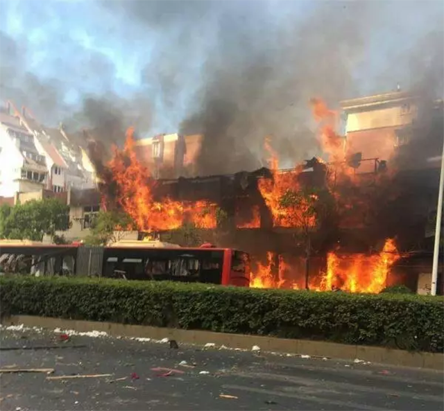 沈阳饭店爆炸瞬间，附近居民家猫咪被吓得蹿起老高，现场损失有多严重？