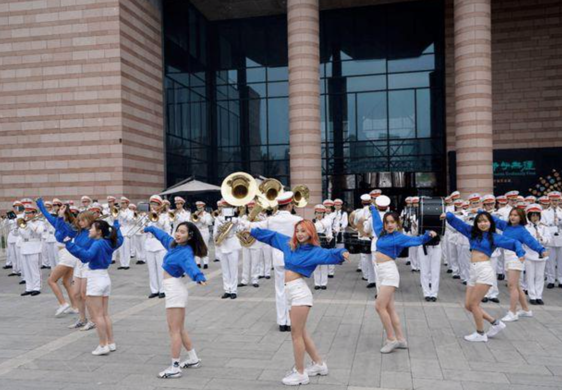 清华大学女生舞蹈火爆网络，海外校友嘲讽像洗浴中心开业，为何这么说？