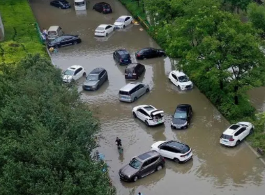 郑州一小区暴雨中倒下一堵墙，维修费129万，这个价格是否合理？