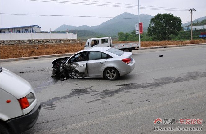 科鲁兹车祸图片