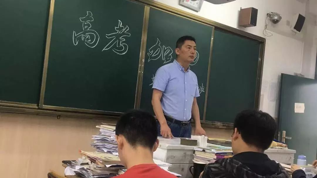 学霸儿子高考239分，父亲气哭了，老师查看考试录像，感动落泪，为何？