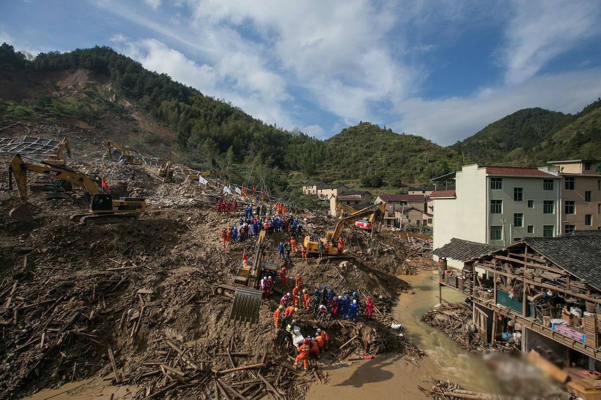 重庆城口山体滑坡发生惨案，那么在遇到山体滑坡的时候应该怎样应对？