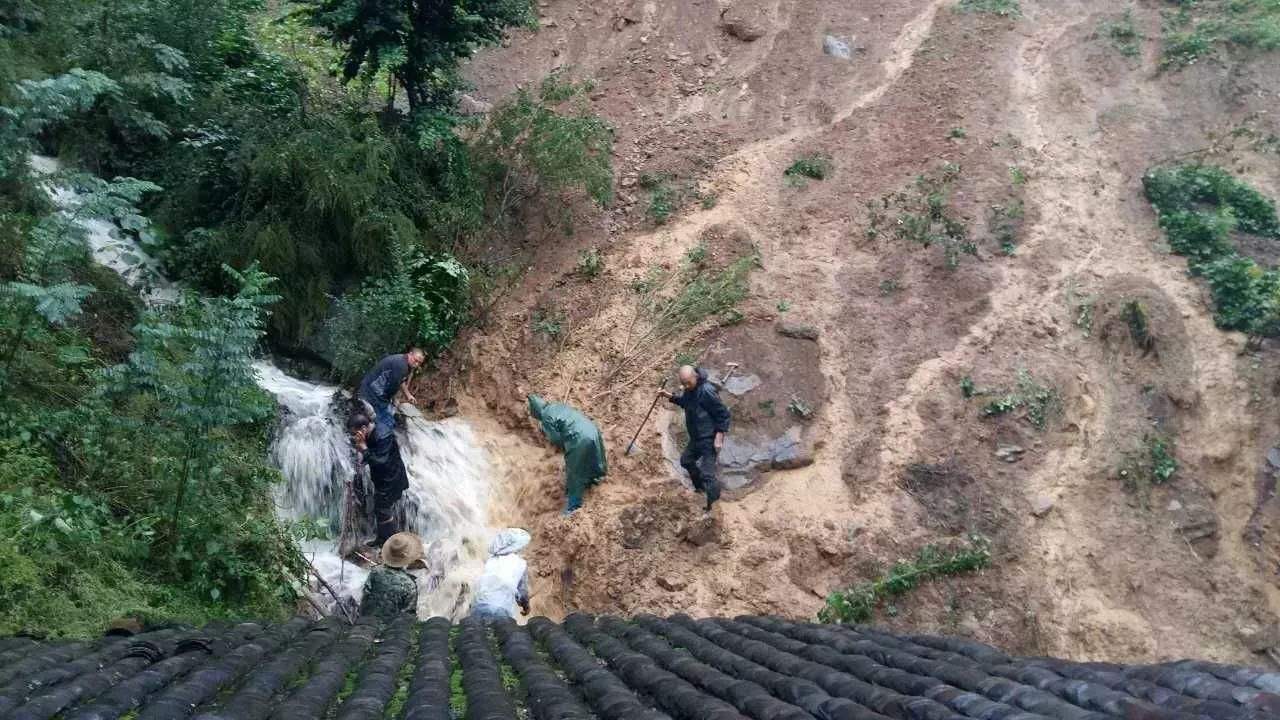 重庆城口山体滑坡发生惨案，那么在遇到山体滑坡的时候应该怎样应对？