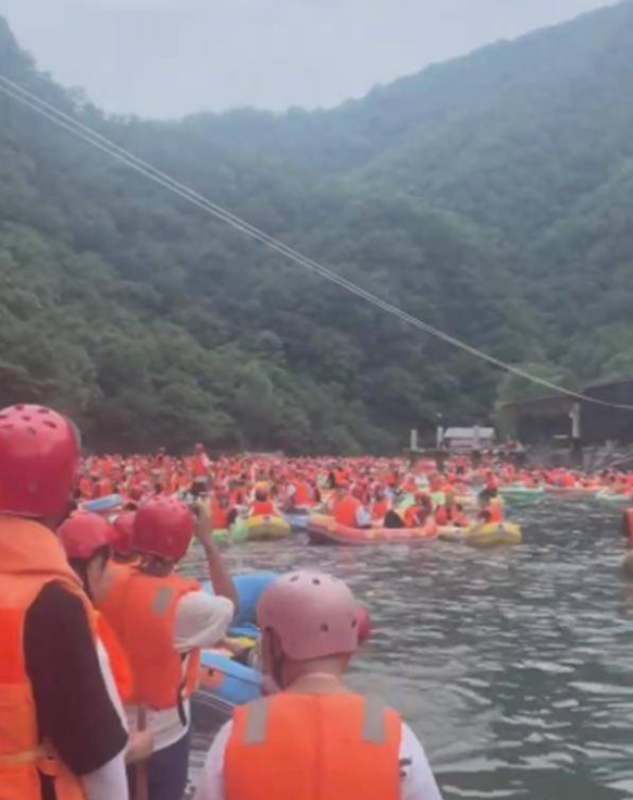 秦岭峡谷乐园景区漂流游客等两小时不开闸齐喊退票，景区是如何处理此事的？