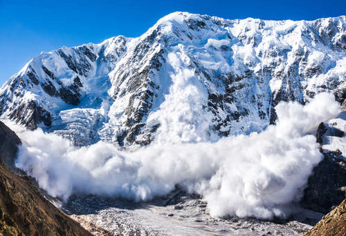 网友实拍西藏雪崩震撼全过程，面对雪崩该如何求生？