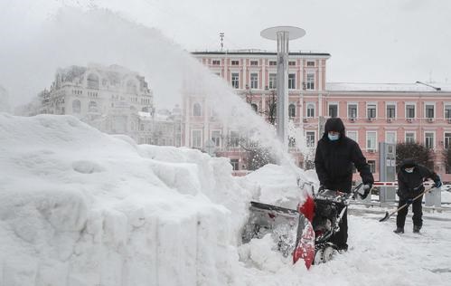 乌克兰基辅雪后变冰雪世界，该国的天气到底有多极端？