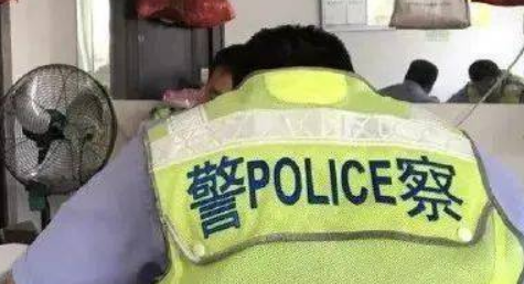 交通警察上班吃早餐被举报，举报人的行为有何意图？