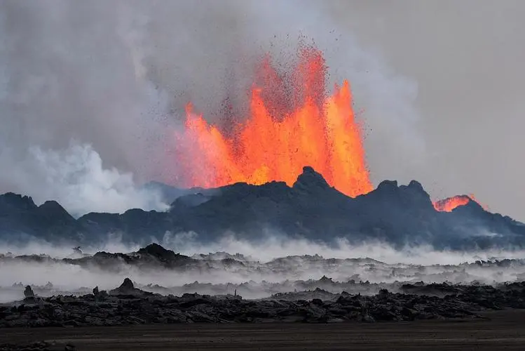 冰岛火山时隔8个月再次喷发，这是大自然对人类的报复吗？