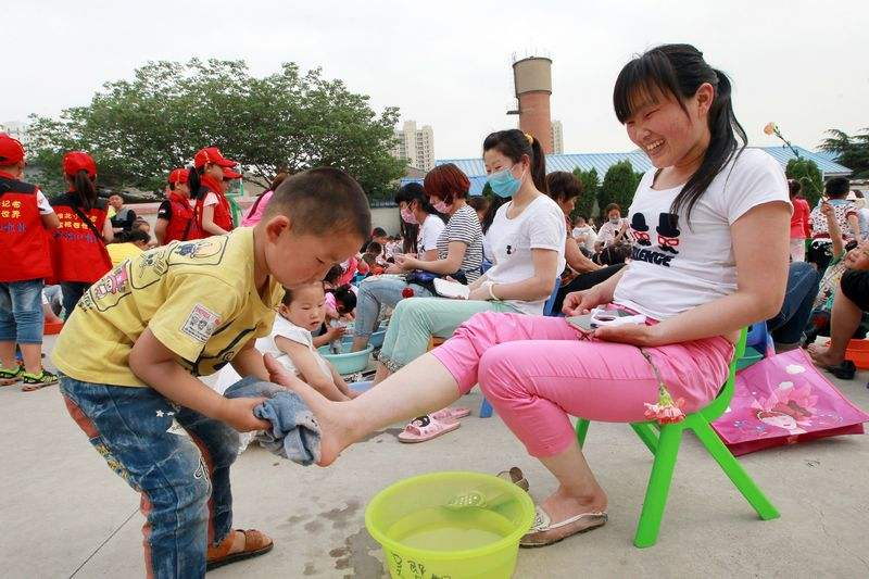 浙江双胞胎姐妹为完成作业而给妈妈洗脚，她们是如何给妈妈洗脚的？