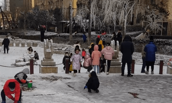 山西一小区自购造雪机人工降雪走红网络，物业对此有何表示？