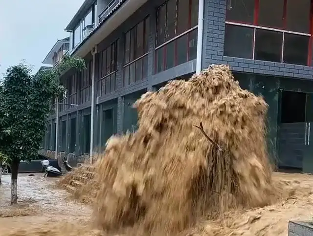 贵州黔东南现特大暴雨，房屋被冲走，目前当地救援工作进展如何？