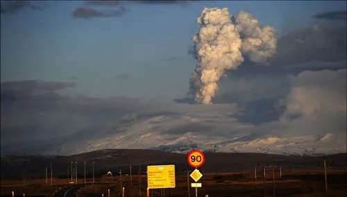 冰岛火山时隔8个月再次喷发，这是大自然对人类的报复吗？