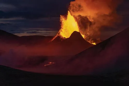 冰岛火山时隔8个月再次喷发，这是大自然对人类的报复吗？