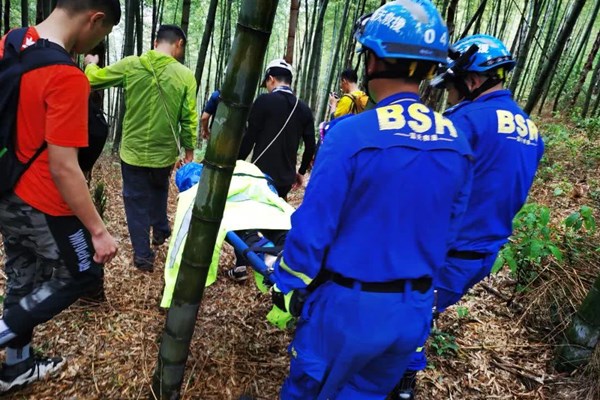 蓝天救援队为救助驴友，山上断水，驴友的行为为何让人气愤？