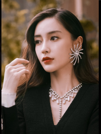 网友峨眉山偶遇Angelababy，她最近都有什么活动？