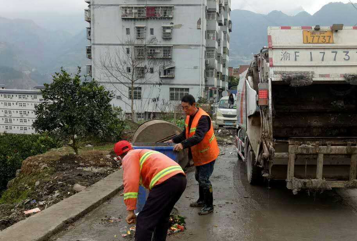 上海现壮观弧状积雨云，暴雨狂作大白被风刮跑，强对流天气究竟有多恐怖？