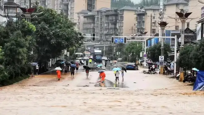 贵州黔东南现特大暴雨，房屋被冲走，目前当地救援工作进展如何？