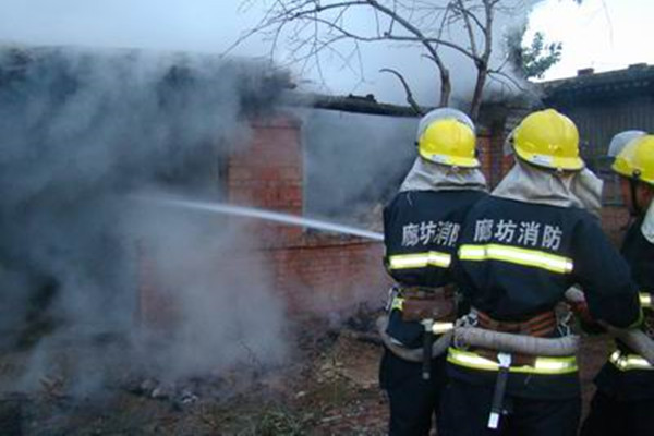 河北廊坊一消防员出警遇外国人竟在线求助女友！究竟是怎么回事？