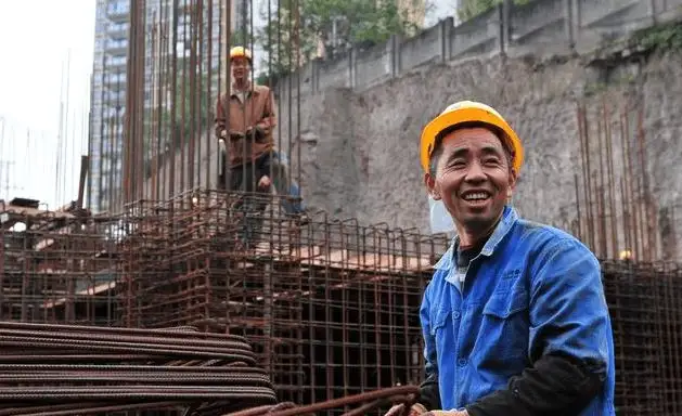 工地上老人染发伪装年轻打零工，老龄农民工生存该如何保障？