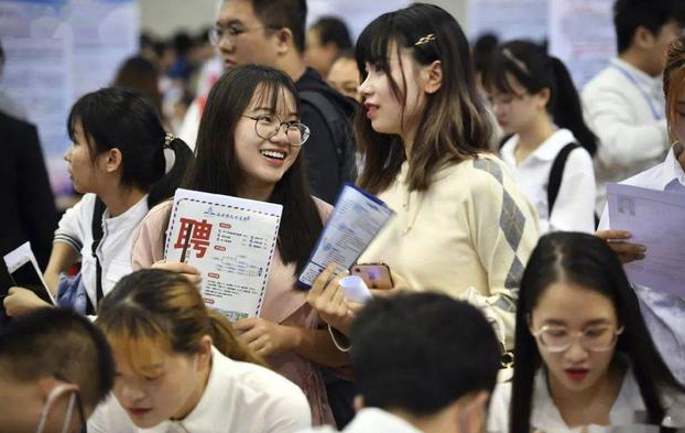 光明日报评文科女就业难问题的背后，当下大学文科女生的境况如何？