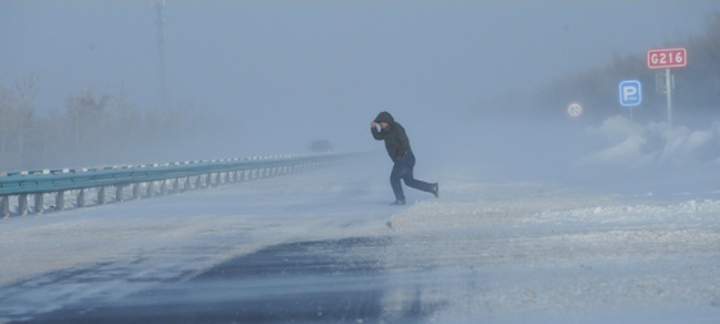 河北下大雪，父子俩出门被吹平移，在这种极端天气下出行该注意些什么？