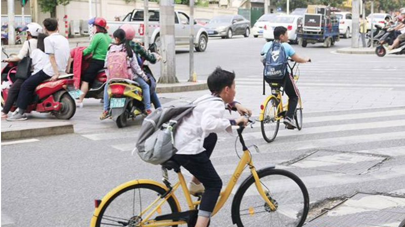 在道路上骑自行车必须年满多少周岁