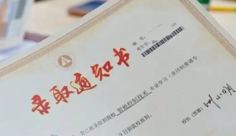 收到研究生录取通知书，孙女第一时间将快递拿给爷爷拆！女孩此举有何深意？